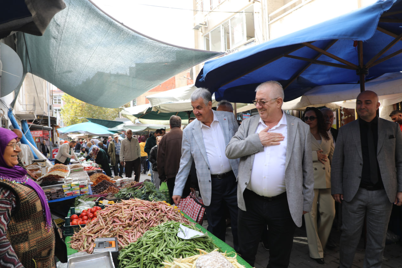 Başkan Ertaş, Çarşamba Pazarı'nda esnaf ve vatandaşlarla bir araya geldi