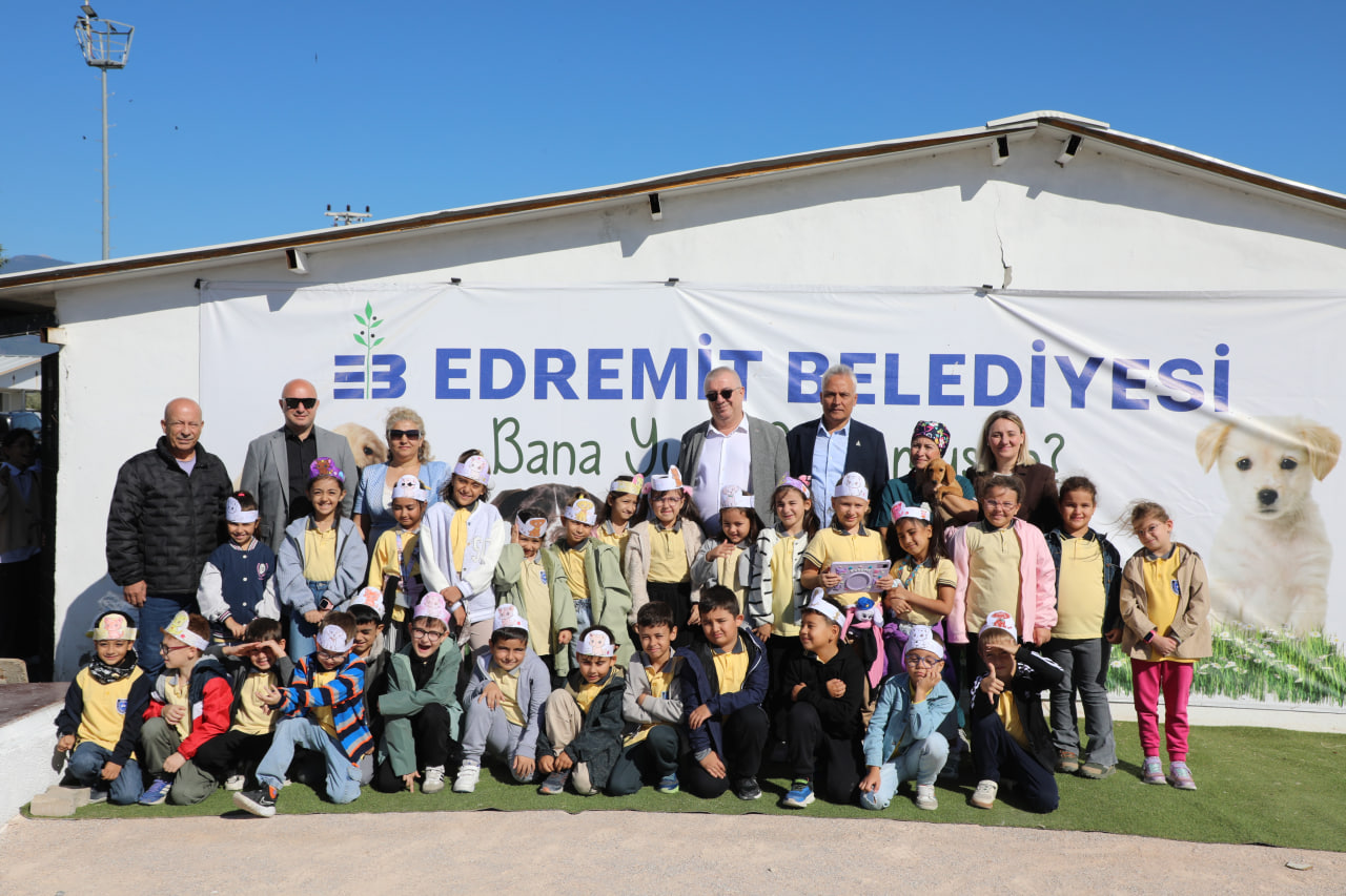 Edremit Belediyesi, Dünya Hayvanları Koruma Günü'nde öğrencilerle bir araya geldi