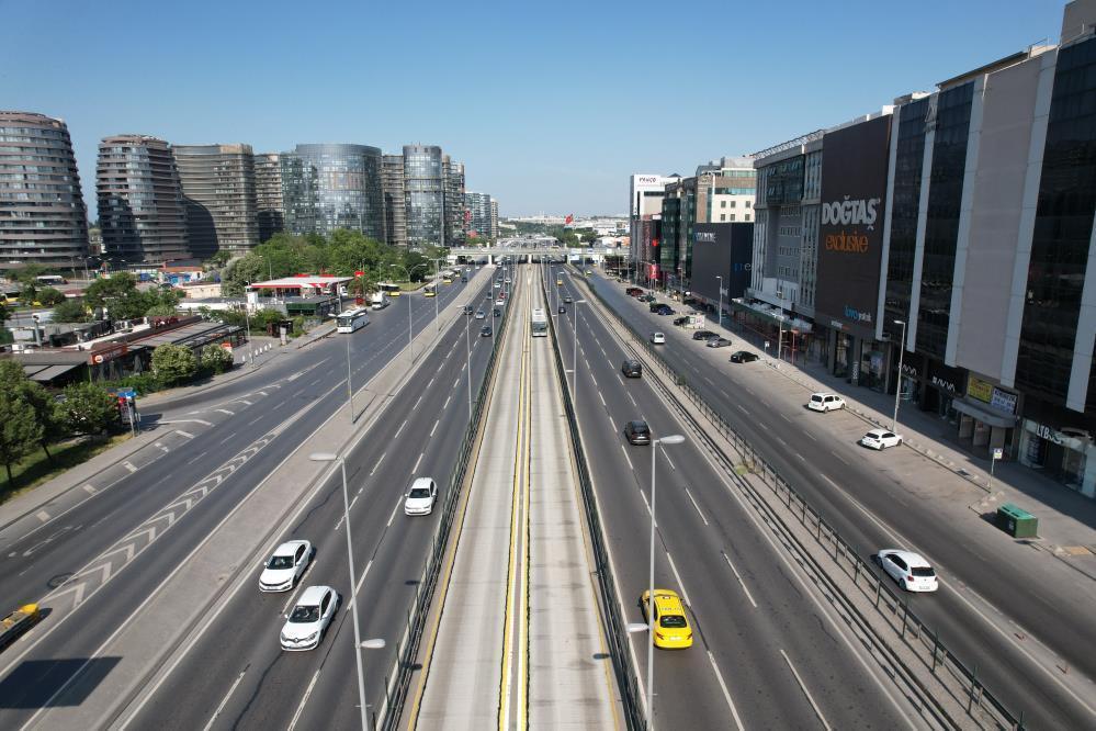 Bayramın ilk günü İstanbul'da yollar boş kaldı