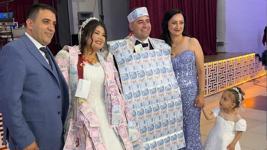 Düğünde şaşkına çeviren anlar! Damada paradan yelek giydirdiler