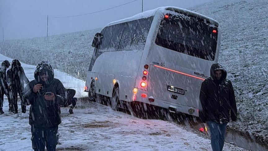 Erzurum’a kar yağdı! Trabzonspor taraftarlarını taşıyan otobüs yoldan çıktı