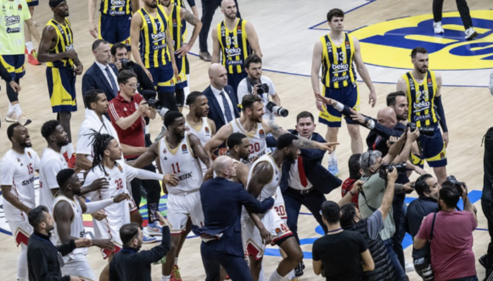EuroLeague'de olaylı gece! Fenerbahçe Beko-Monaco maçı sonrası ortalık karıştı, polis müdahale etti