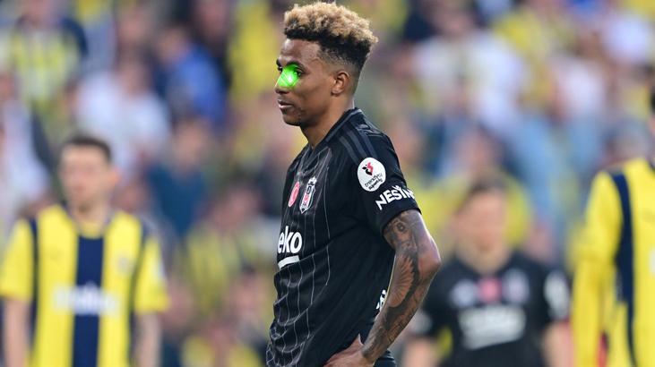 Fenerbahçe-Beşiktaş derbisinde lazer tutan taraftar gözaltına alındı