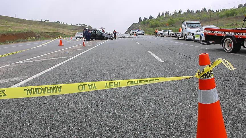 Hafif ticari araç ile otomobil çarpıştı! Ölü ve yaralılar var
