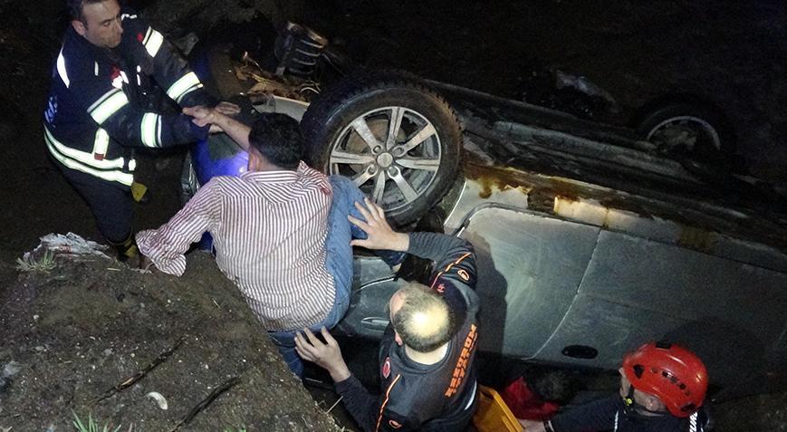 Kontrolden çıkan araç dereye uçtu! 3 kişi yaralandı