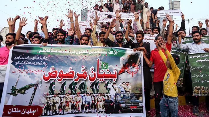 Pakistan'dan, Hindistan ile yapılan ateşkesin ardından orduya destek gösterisi