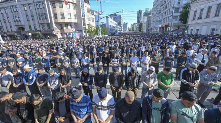 Rusya'da Müslümanlar, Kurban Bayramı namazında camilerden sokaklara taştı