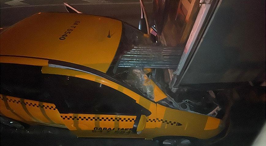 Sakarya'da feci kaza! Taksi demir yüklü kamyonete çarptı, şoför hayatını kaybetti