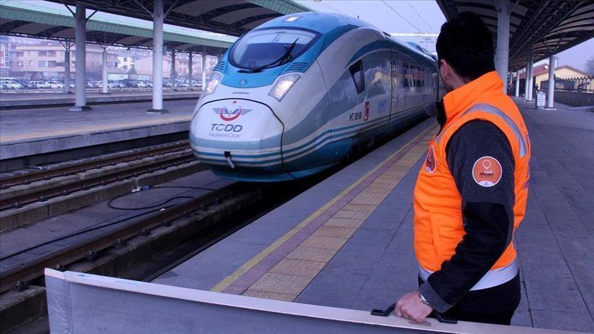 YHT istasyonlarındaki Turuncu Masa engelleri kaldırıp ulaşımı kolaylaştırıyor